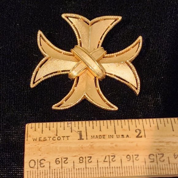 Vintage Trifari Maltese Cross Brooch - Picture 3 of 5
